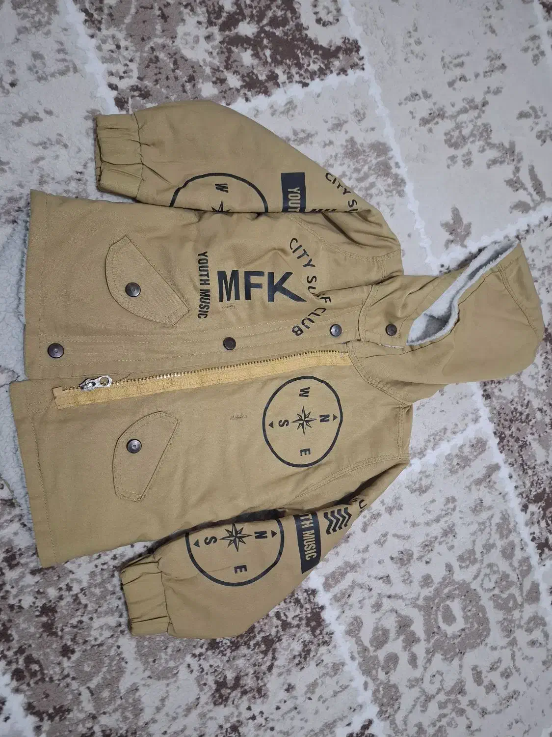 کاپشن وکلاه|لباس|بهارستان, |دیوار