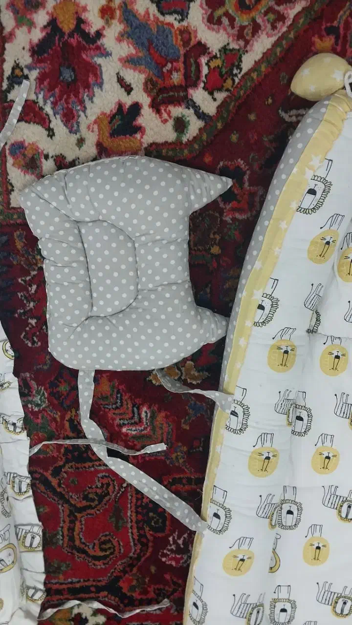 تشک مسافرتی و تشک گارددارهمراه دوعددبالش نوزادی|اسباب و اثاث بچه|تهران, امام زاده عبدالله|دیوار