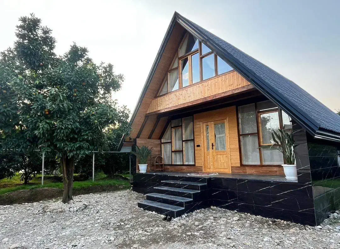 کلبه دوخوابه عاشوری تمام چوبی بانمای زیبا|اجارهٔ کوتاه‌مدت ویلا و باغ|رامسر, |دیوار