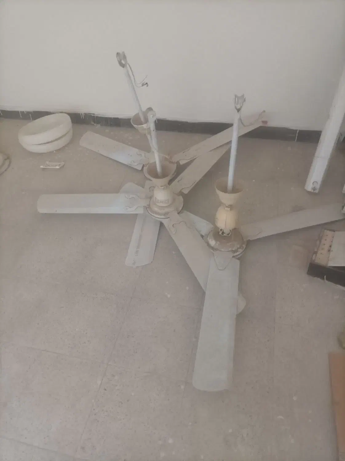 پنکه سقفی کاملا سالم|پنکه و تصفیهکنندهٔ هوا|نجفآباد, امام خمینی|دیوار