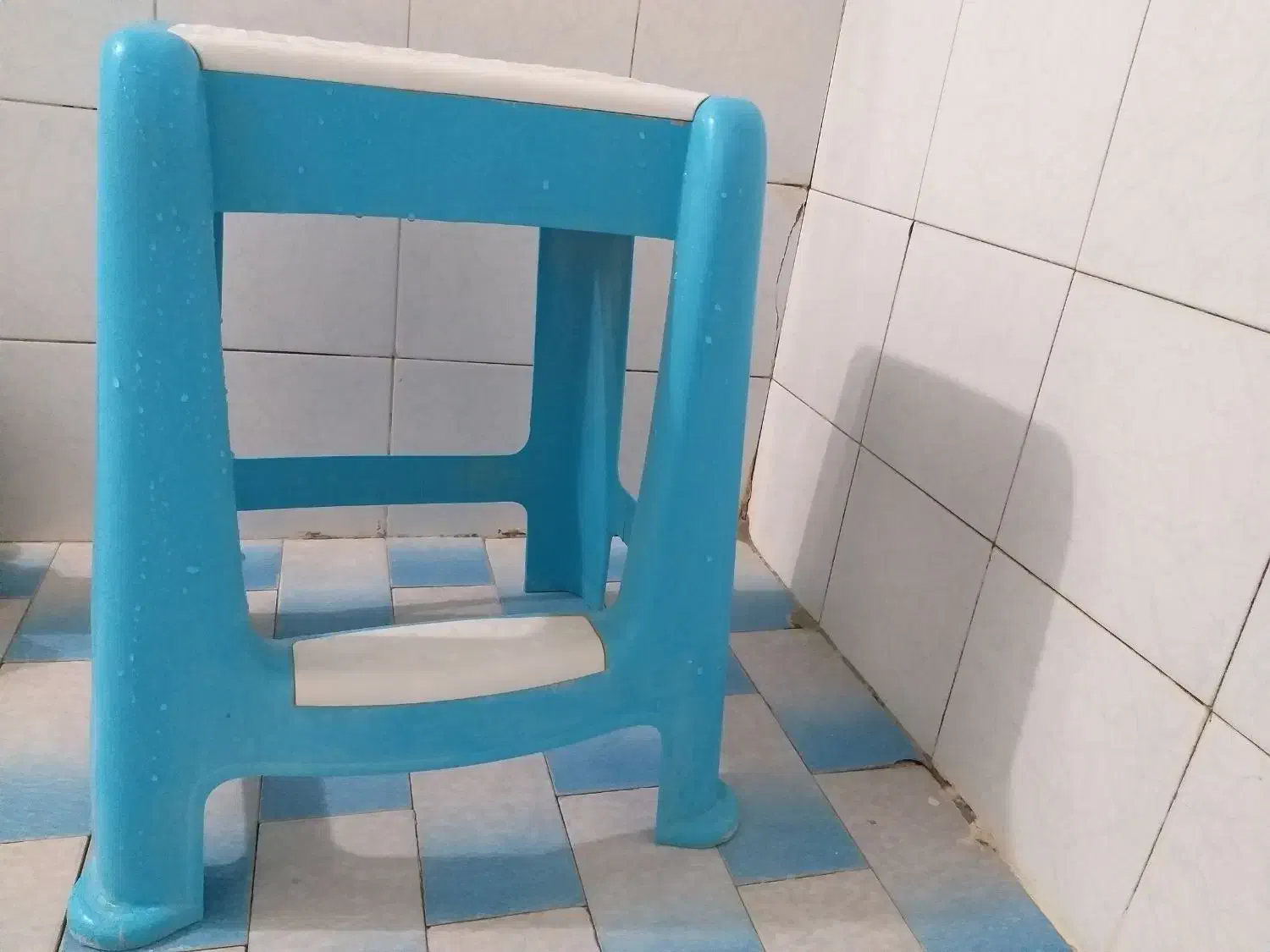 چهار پایه کلاسیک پله دار ناصر به فروش می رسد|صندلی و نیمکت|تایباد, |دیوار