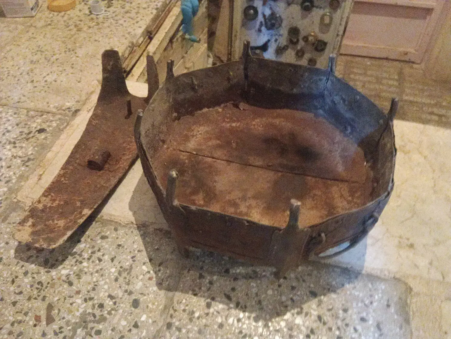 منقل فولادی|کلکسیون اشیاء عتیقه|دهاقان, |دیوار