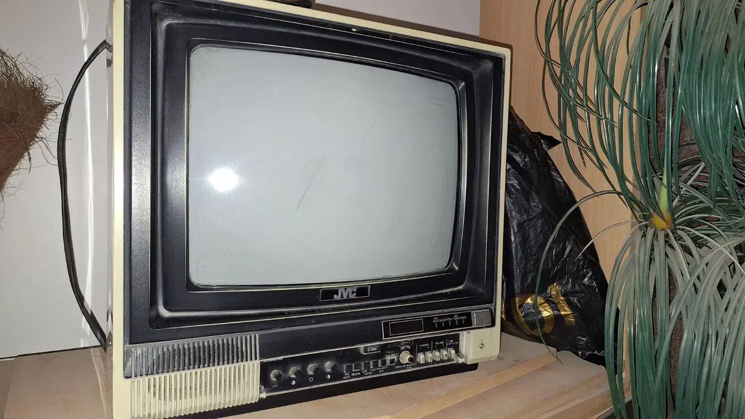 تلویزیون ۱۴ اینچ ژاپنی قدیمی JVC|تلویزیون و پروژکتور|اصفهان, مفتح|دیوار