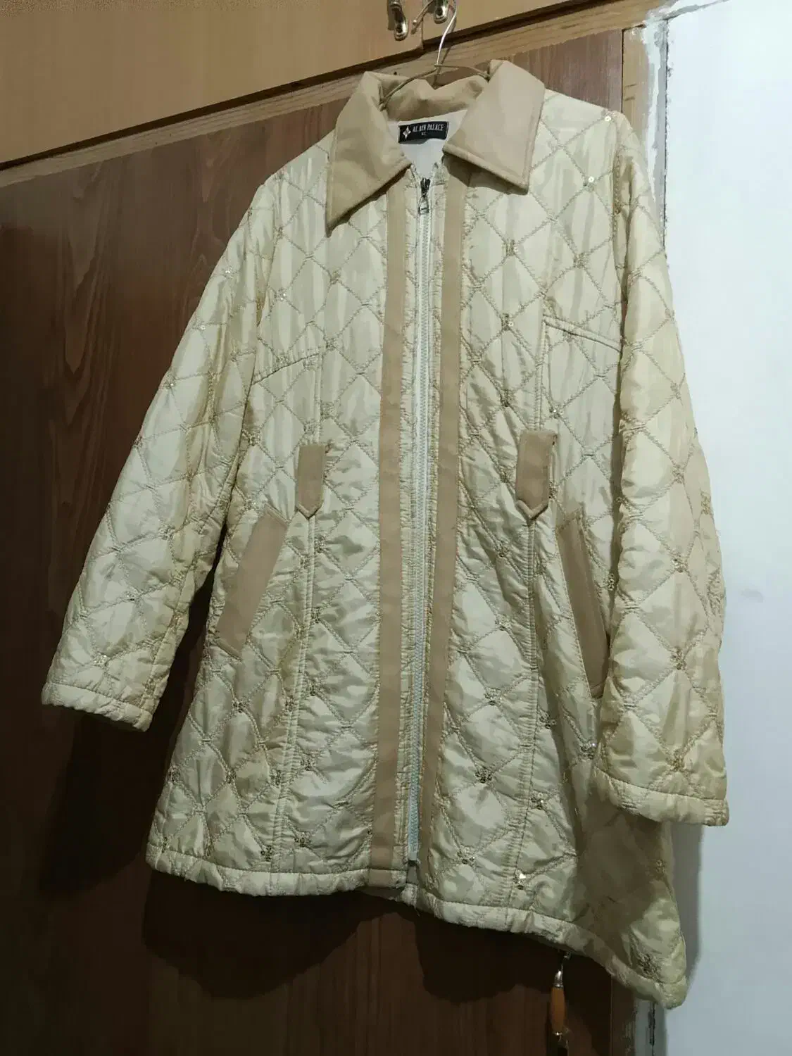 کاپشن|لباس|شهریار, شهرک بهاران (ویره)|دیوار