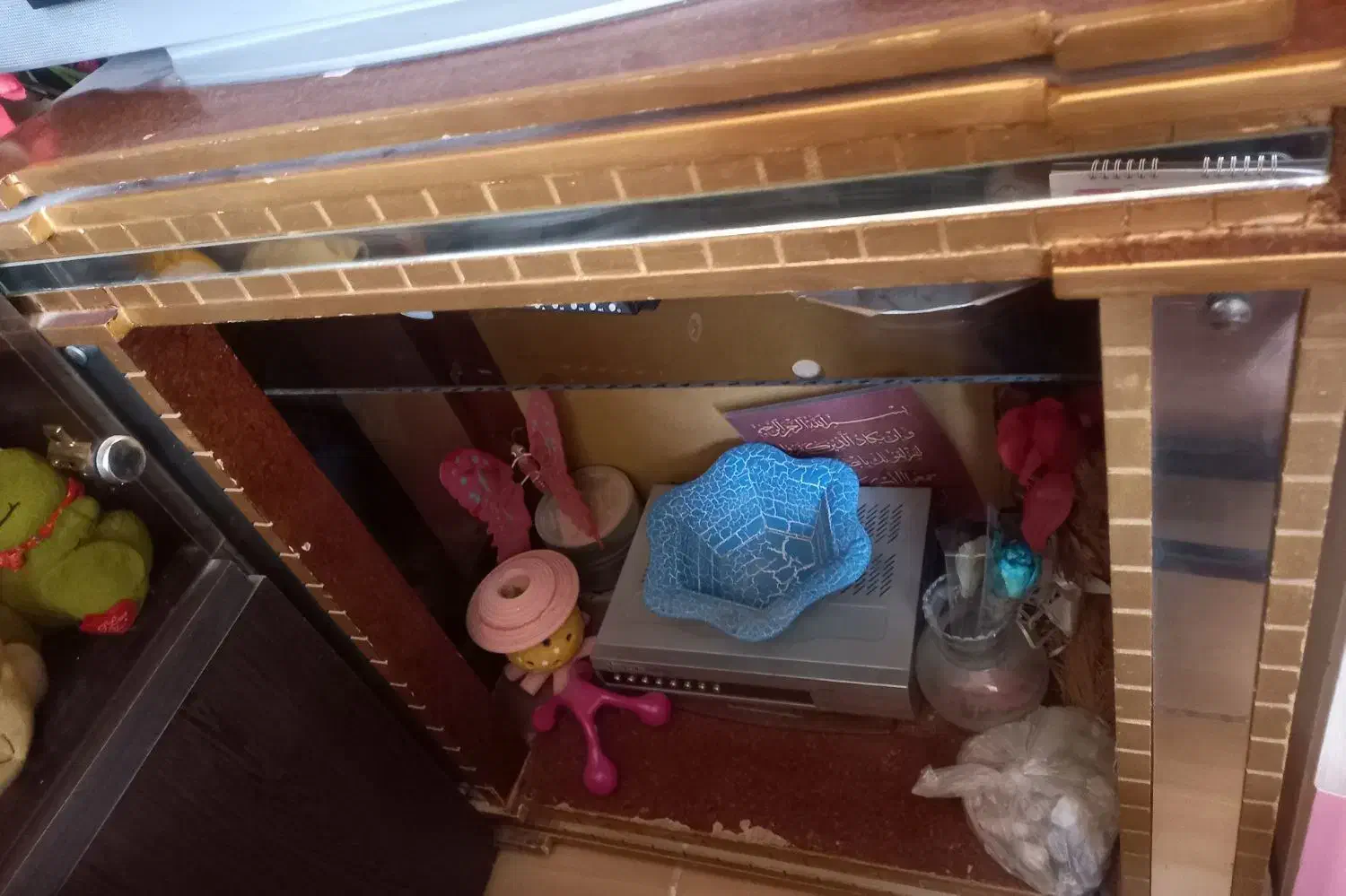 تلویزیون سامسونگ ومیز و کامپیوتر با وسایل.دیویدی|تلویزیون و پروژکتور|کرمان, |دیوار