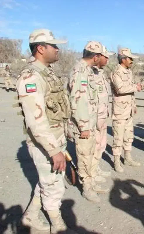 لباس سربازی مرزبانی نیروی انتظامی و پوتین آکبند|لباس|ارومیه, |دیوار