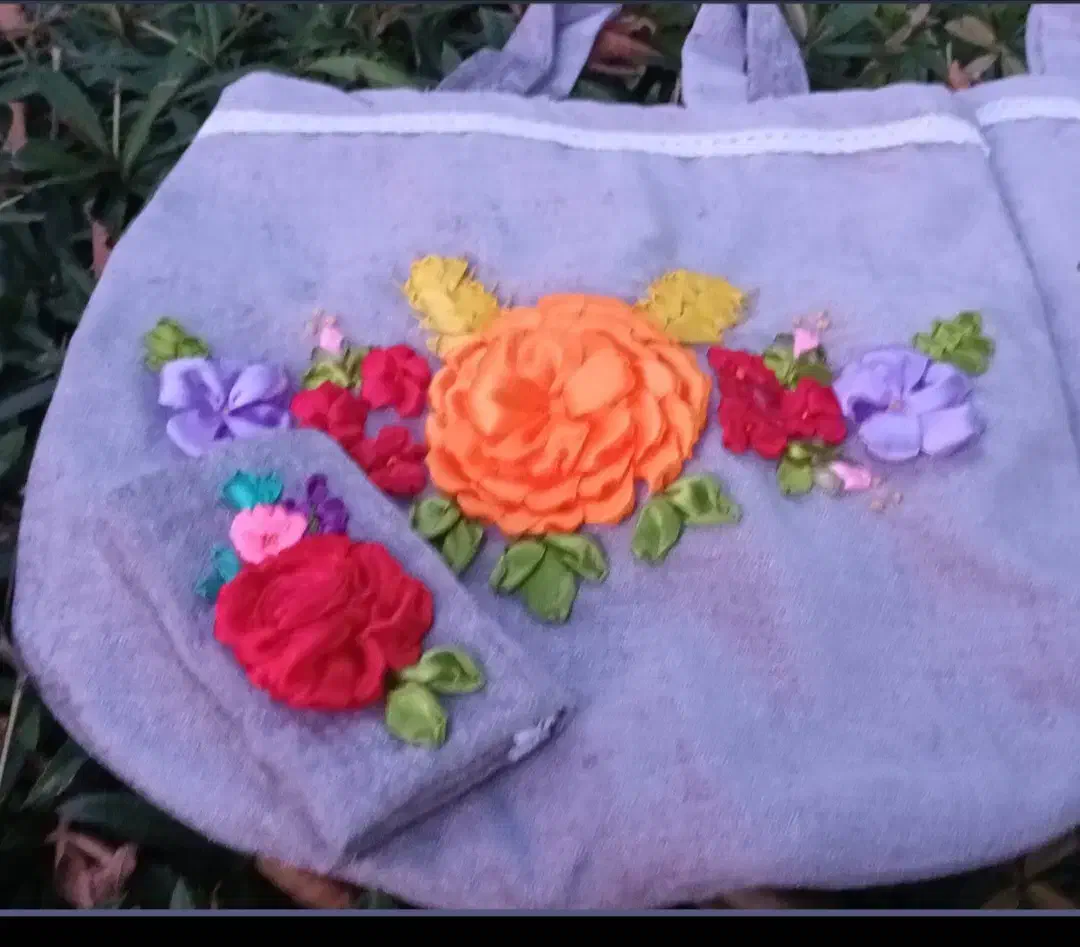 کلاه گلدار|کیف، کفش، کمربند|رشت, کوی حسینی|دیوار