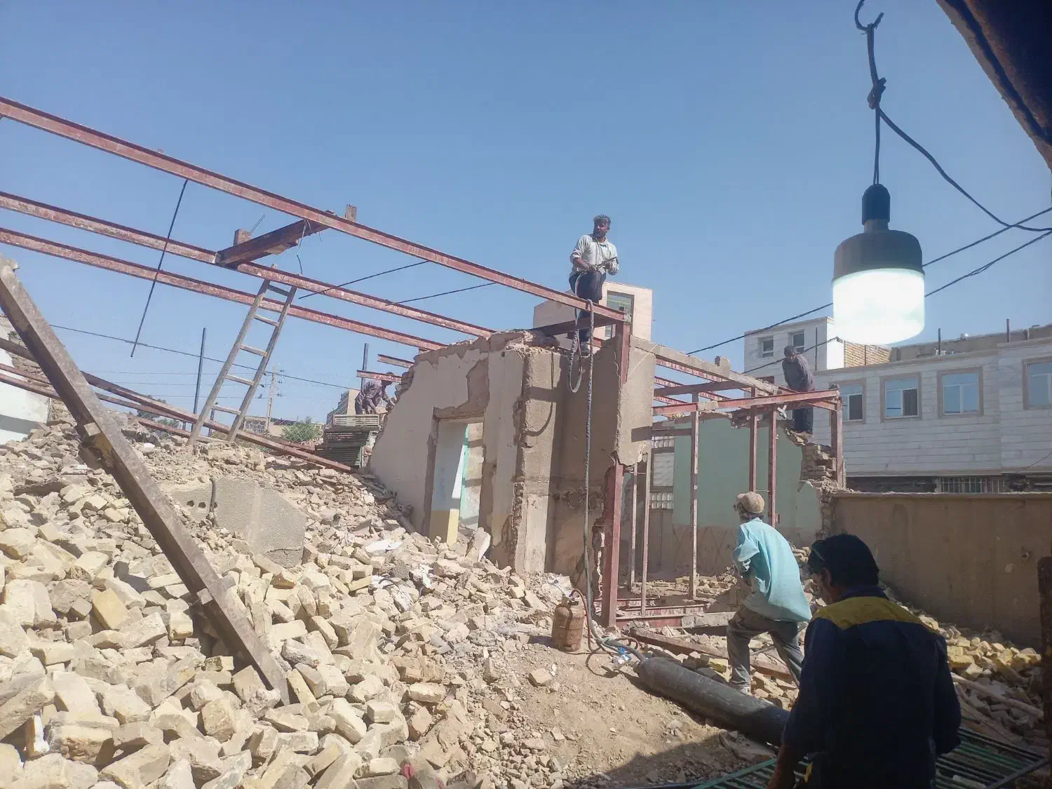 تخریب ساختمان فرسوده، گودبرداری|استخدام معماری، عمران و ساختمانی|تربت‌حیدریه, ۴۵ متری|دیوار