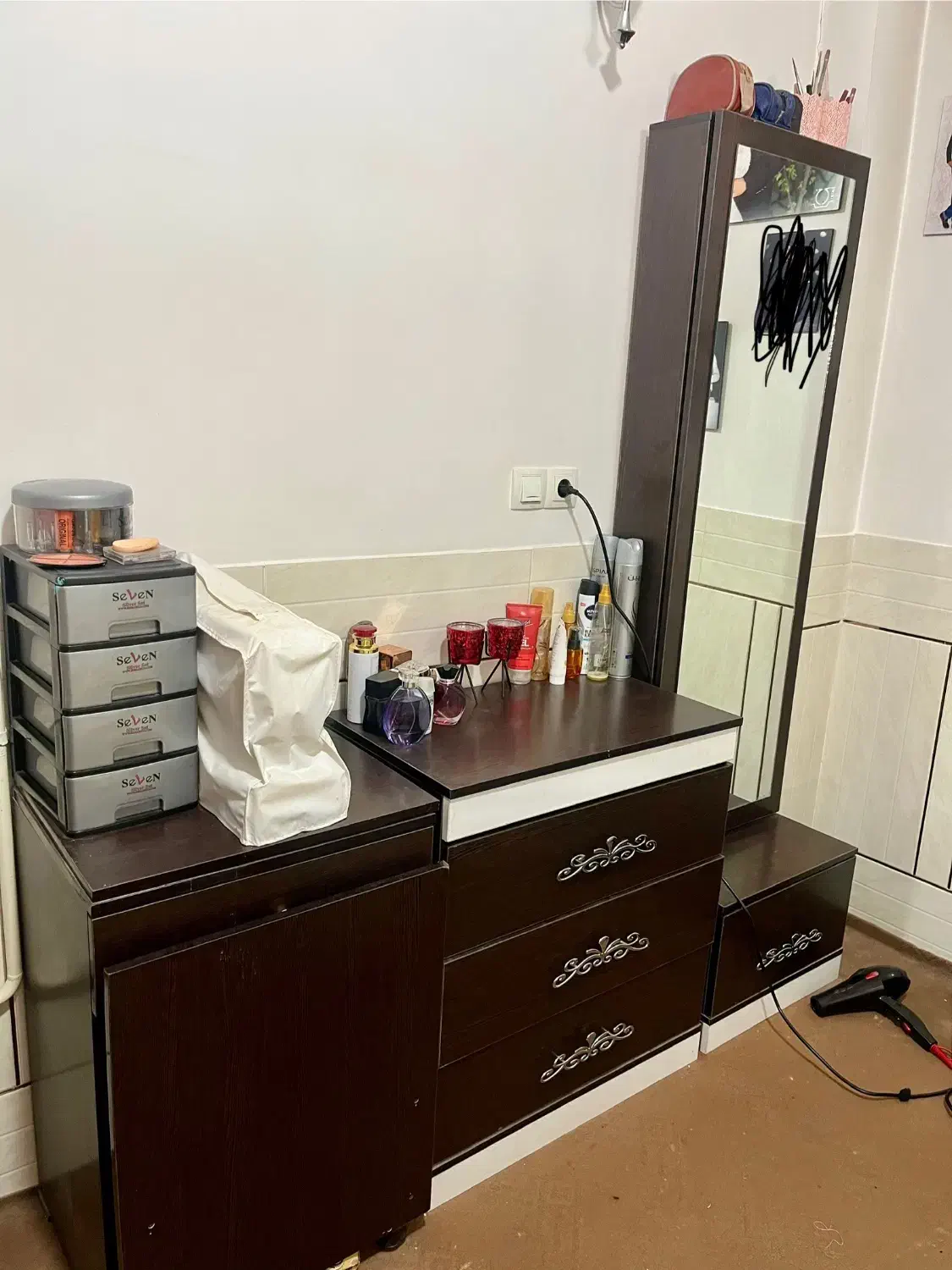 تخت خاب و میزارایش و دراور همراه میز چرخ خیاطی|تخت و سرویس خواب|مبارکه, |دیوار