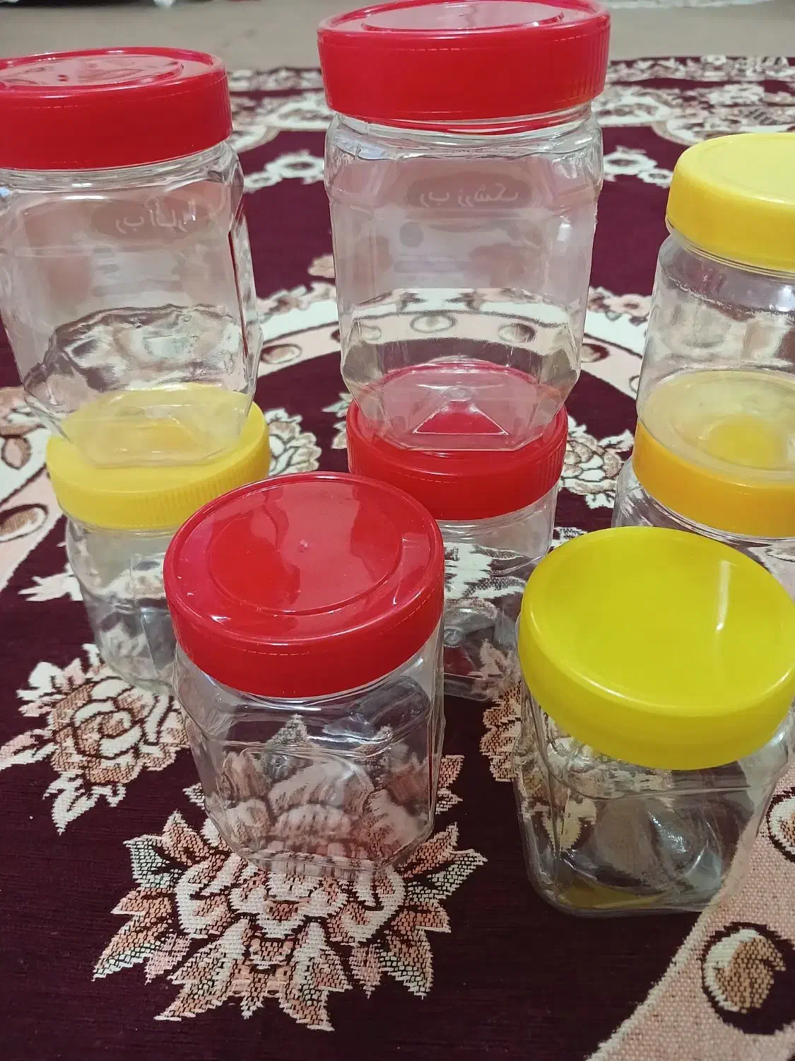 تعدادی ظروف پلاستیکی و شیشه‌ای|ظروف نگهدارنده، پلاستیکی، یک‌بارمصرف|اهواز, کمپلو جنوبی|دیوار