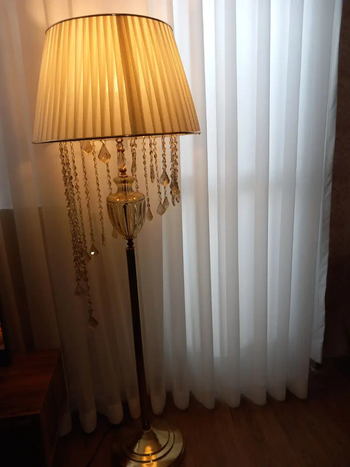 آپاژورایستاده کریستالی وپایه فلزطلایی شیک وزیبا|چراغ خواب و آباژور|ساری, |دیوار