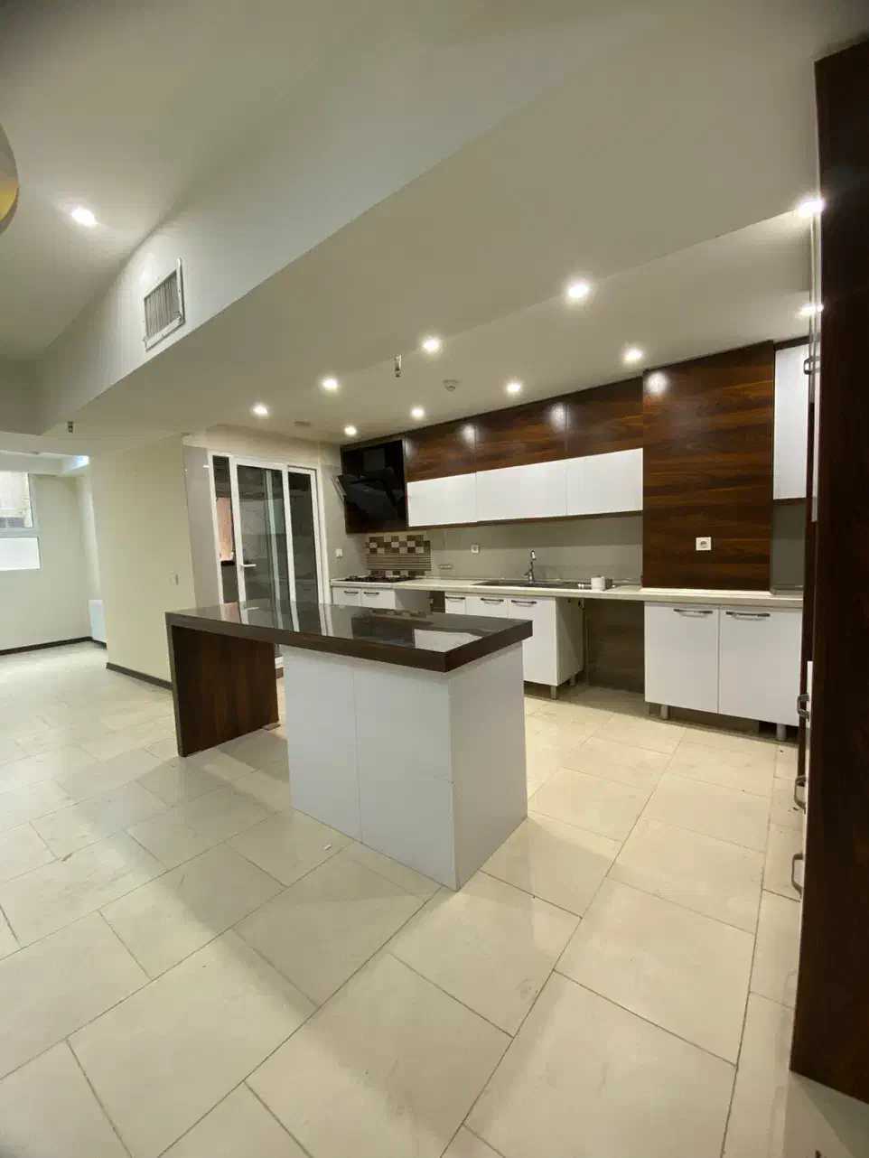 ۱۰۰ متر/۲ خواب/خوش نقشه/فوق العاده تمیز/برج‌باغ