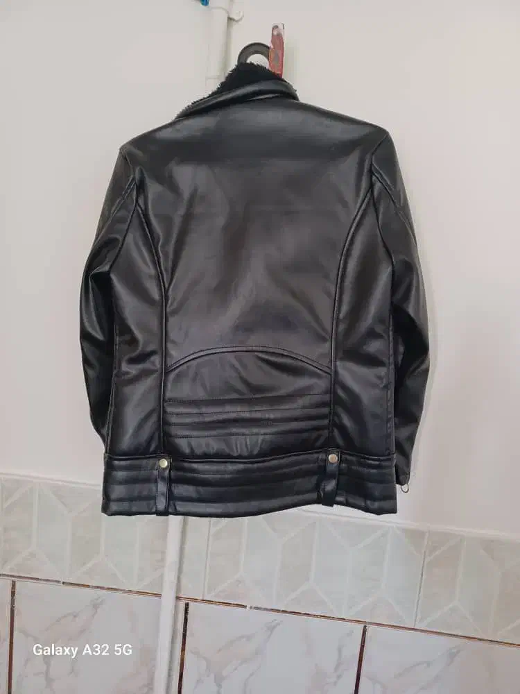 کاپشن|لباس|شهرکرد, |دیوار