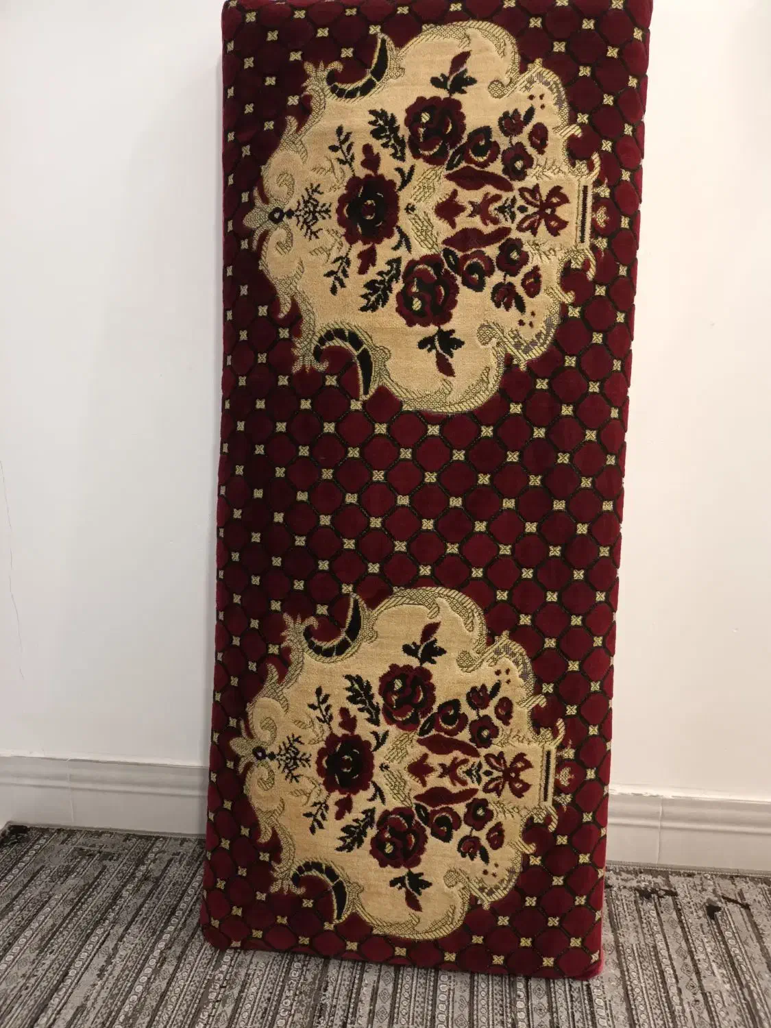 چند عدد پشتی|پشتی|آمل, |دیوار