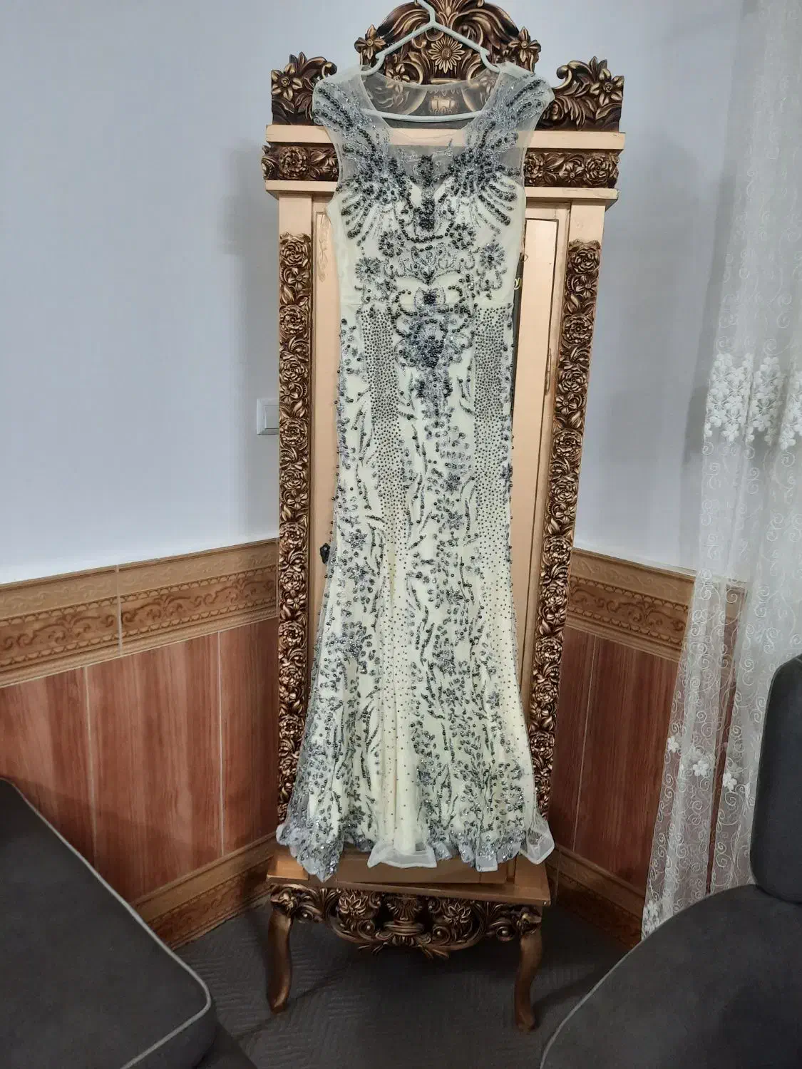 پیراهن مجلسی|لباس|تربت جام, امام|دیوار