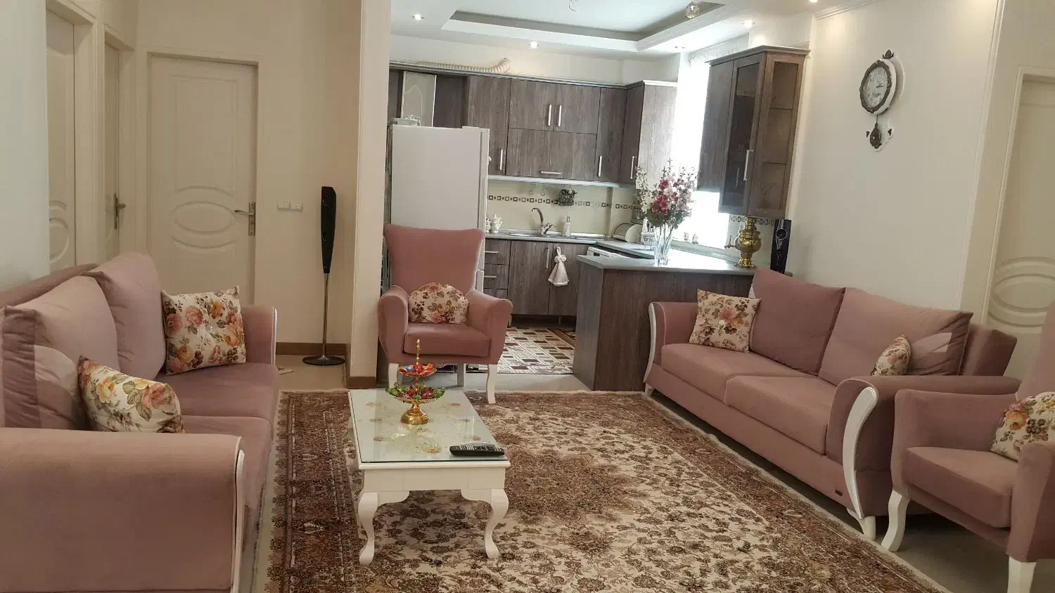 مبل ۸ نفره تختخواب شو|مبلمان خانگی و میز عسلی|شبستر, |دیوار