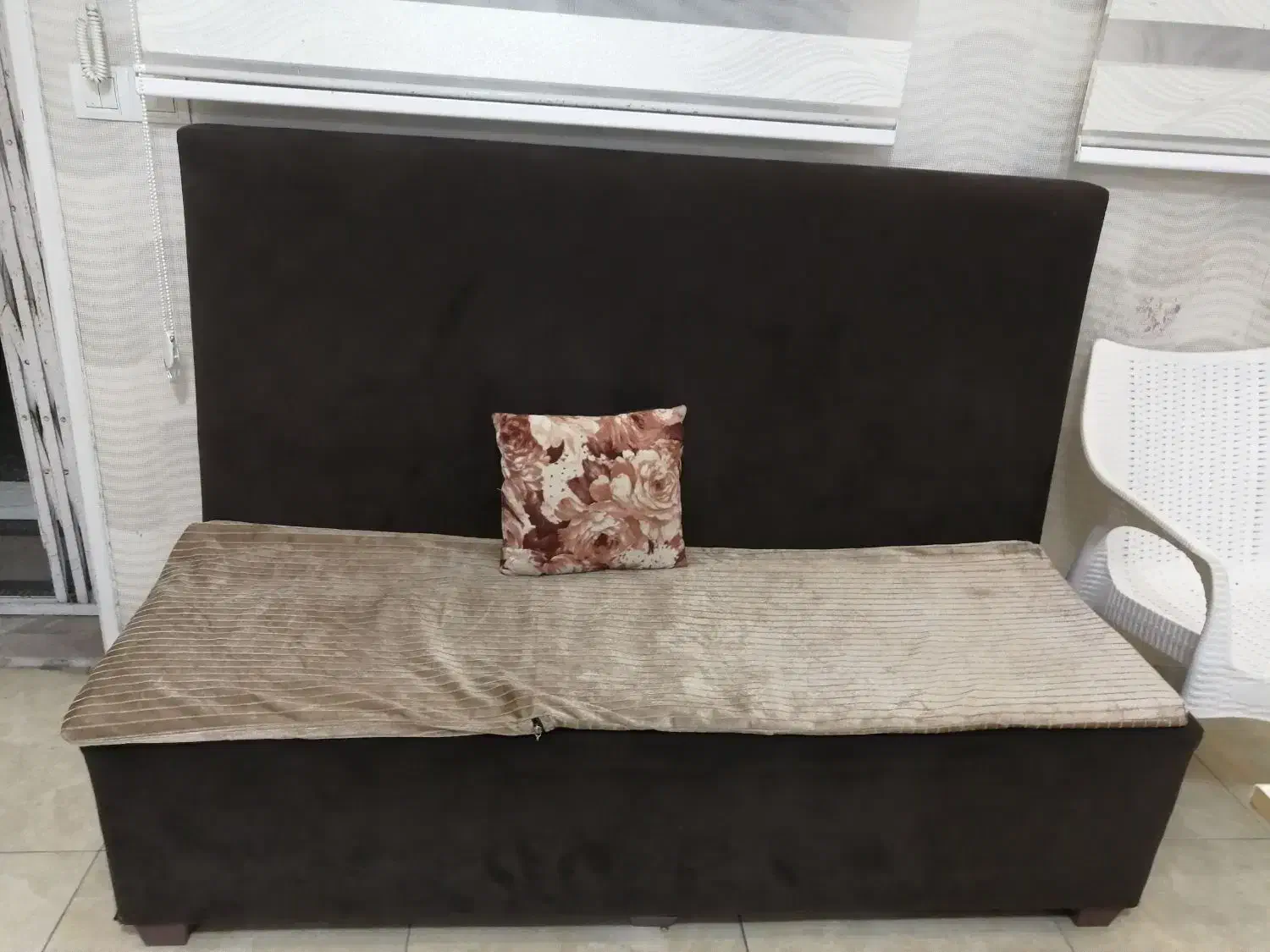 دوعدد کاناپه قهوه ای، مبلی،،شزلون  مشکی  1عدد|مبلمان خانگی و میز عسلی|رشت, صفاری|دیوار