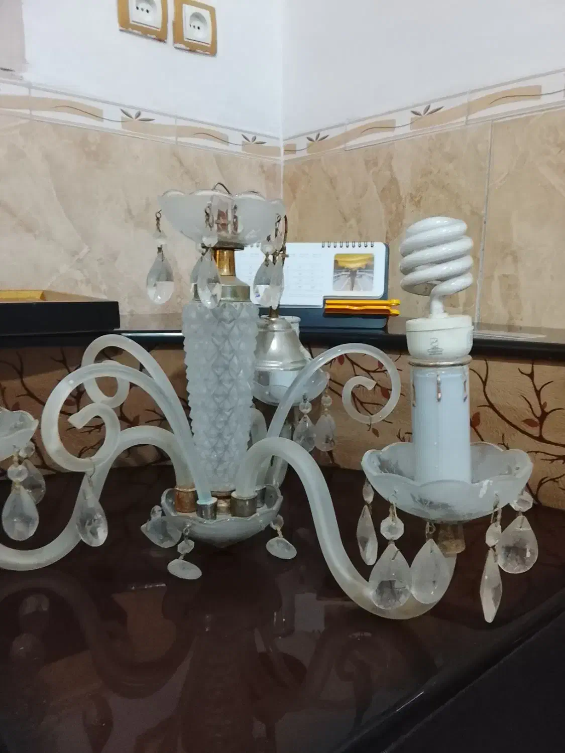 لوستر کریستال سه شاخه|لوستر و چراغ آویز|شیراز, نارنجستان|دیوار