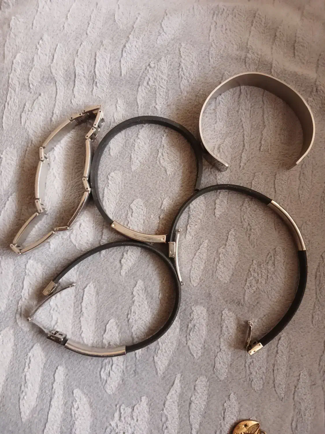 تعدادی دستبند و چند تکه برنجی|بدلیجات|بروجن, |دیوار