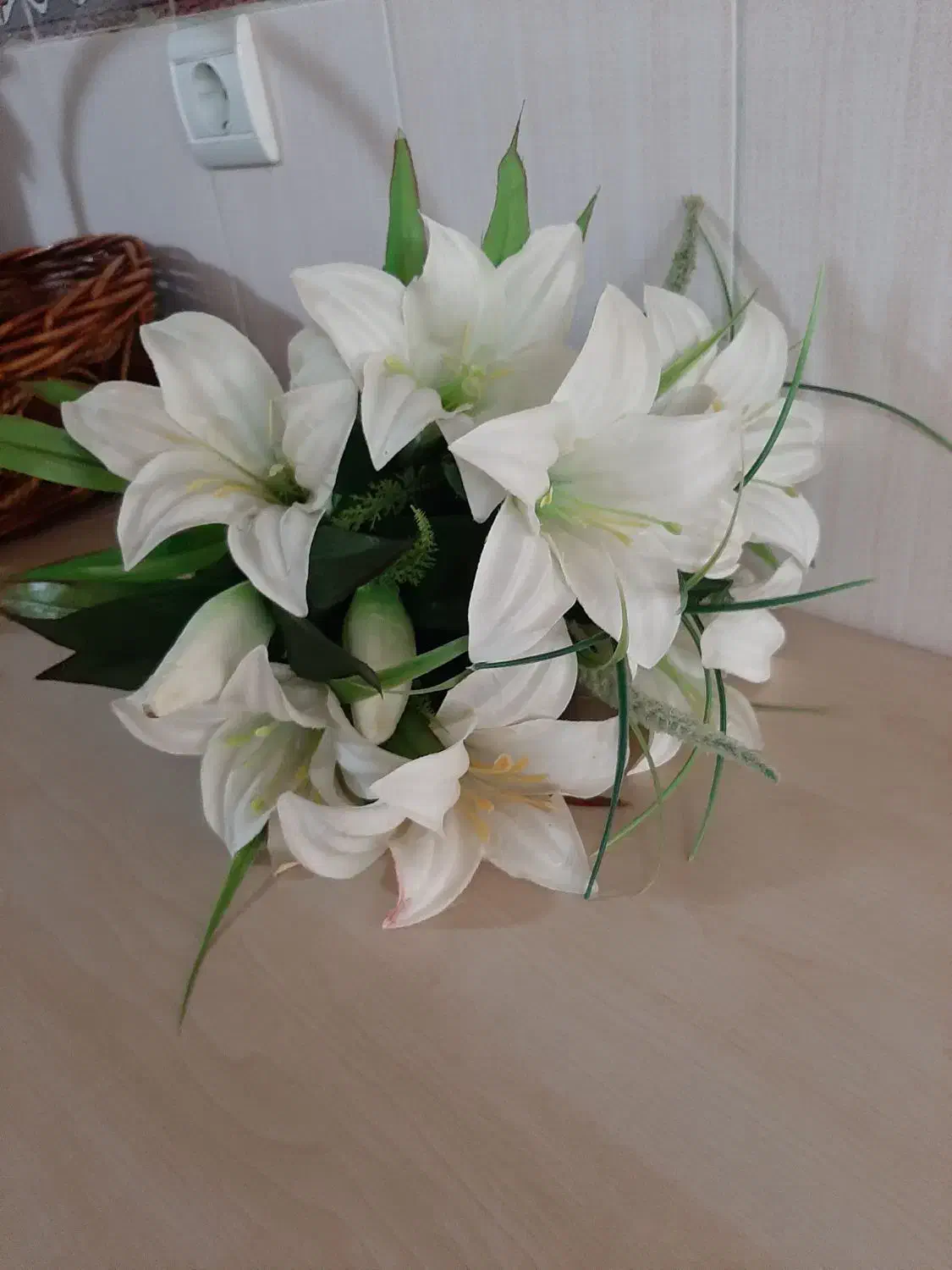 تعدادی ظروف پذیرایی و سبد و دسته گل|ظروف سرو و پذیرایی|میانه, |دیوار