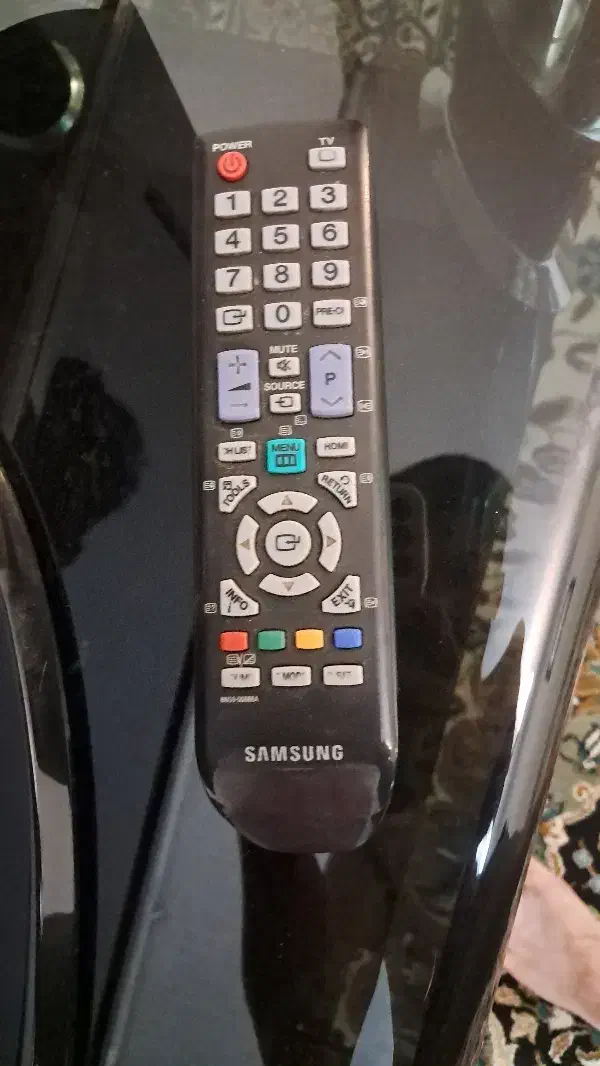 تلوزیون ۳۲ سالم سامسونگ + میز|تلویزیون و پروژکتور|قوچان, |دیوار