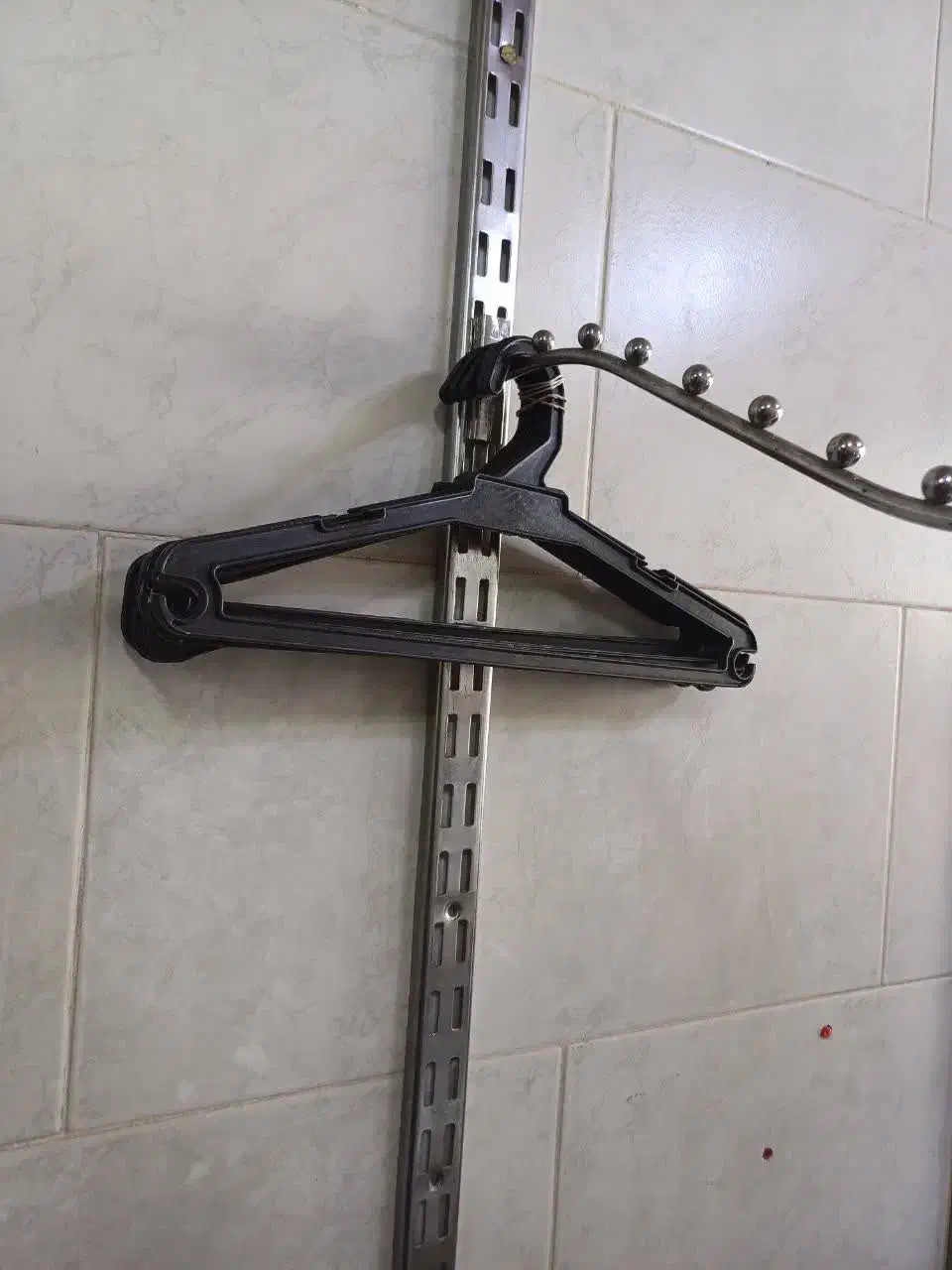 ستون و تیله ای رخت آویز قفسه مانکن|بندرخت و رخت‌آویز|قم, شاد قلی|دیوار