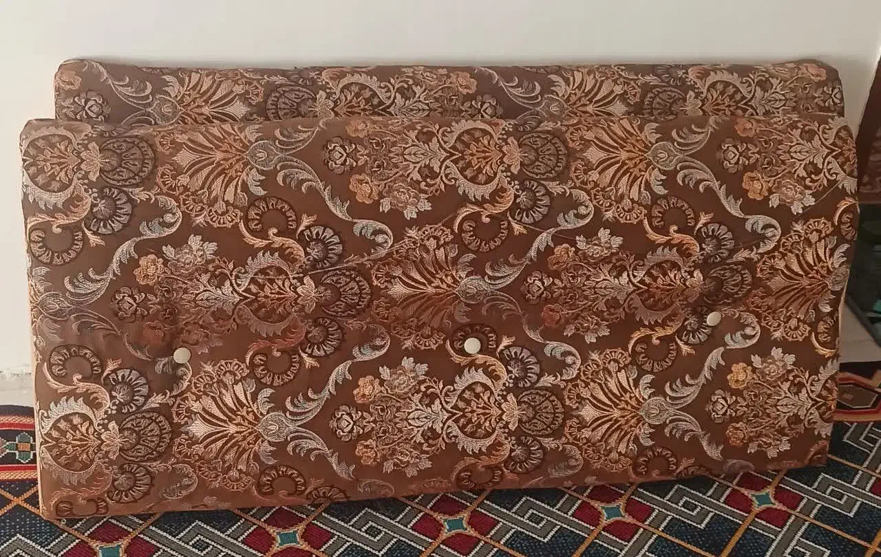 یک جفت مخطع|پشتی|پیر بکران, |دیوار