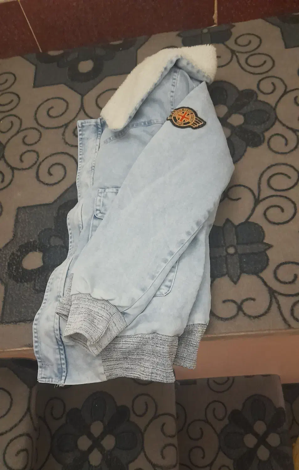 کاپشن و پیراهن|لباس|قائن, |دیوار