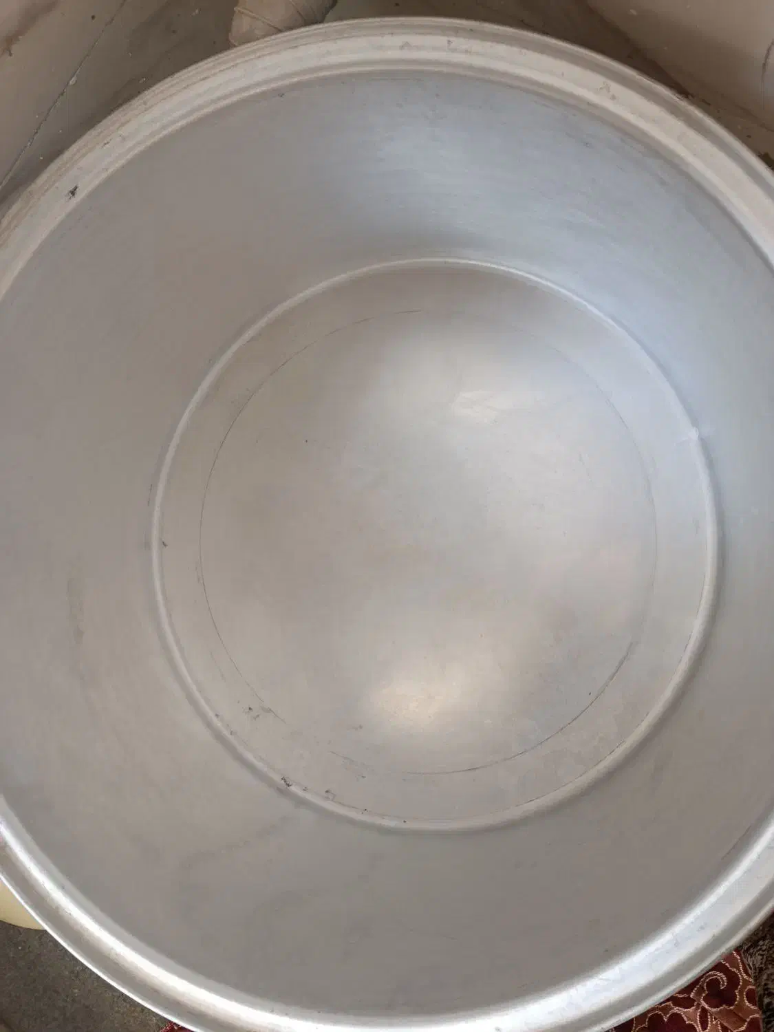 قابلمه بزرگ روحی نو|ظروف پخت‌وپز|چهارباغ, |دیوار