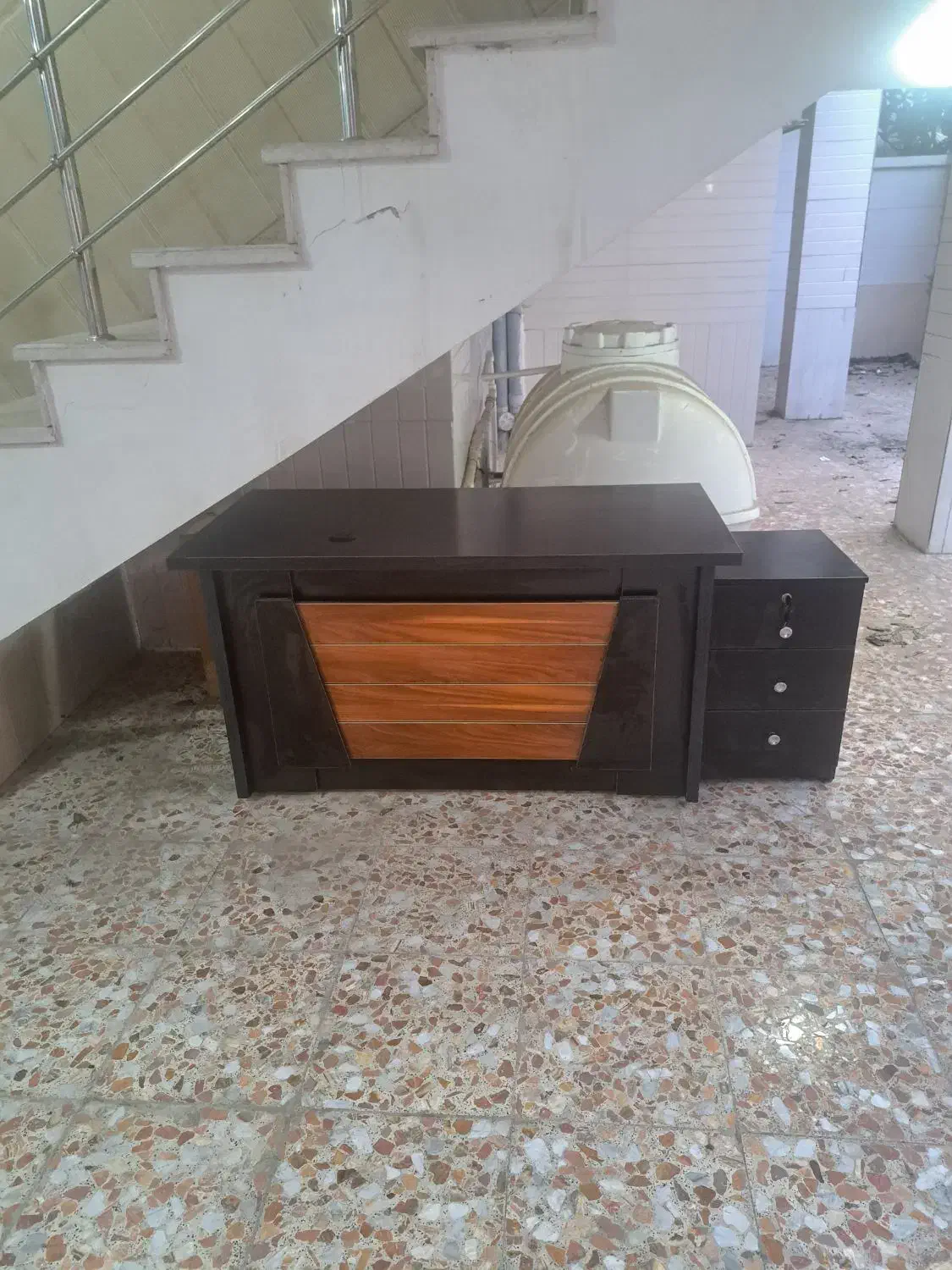 میز کامپیوتر در حد نو و ورق ام دی اف دکور|میز تحریر و کامپیوتر|صومعهسرا, |دیوار