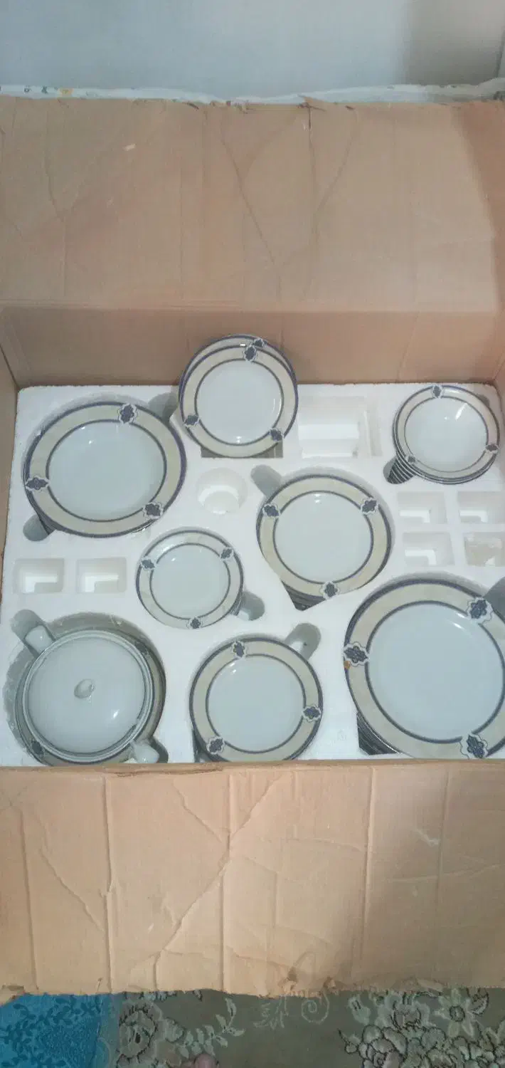 سرویس چینی ۱۲ نفره نو داخل کارتن معاوضه هم دارم|ظروف سرو و پذیرایی|اراک, |دیوار