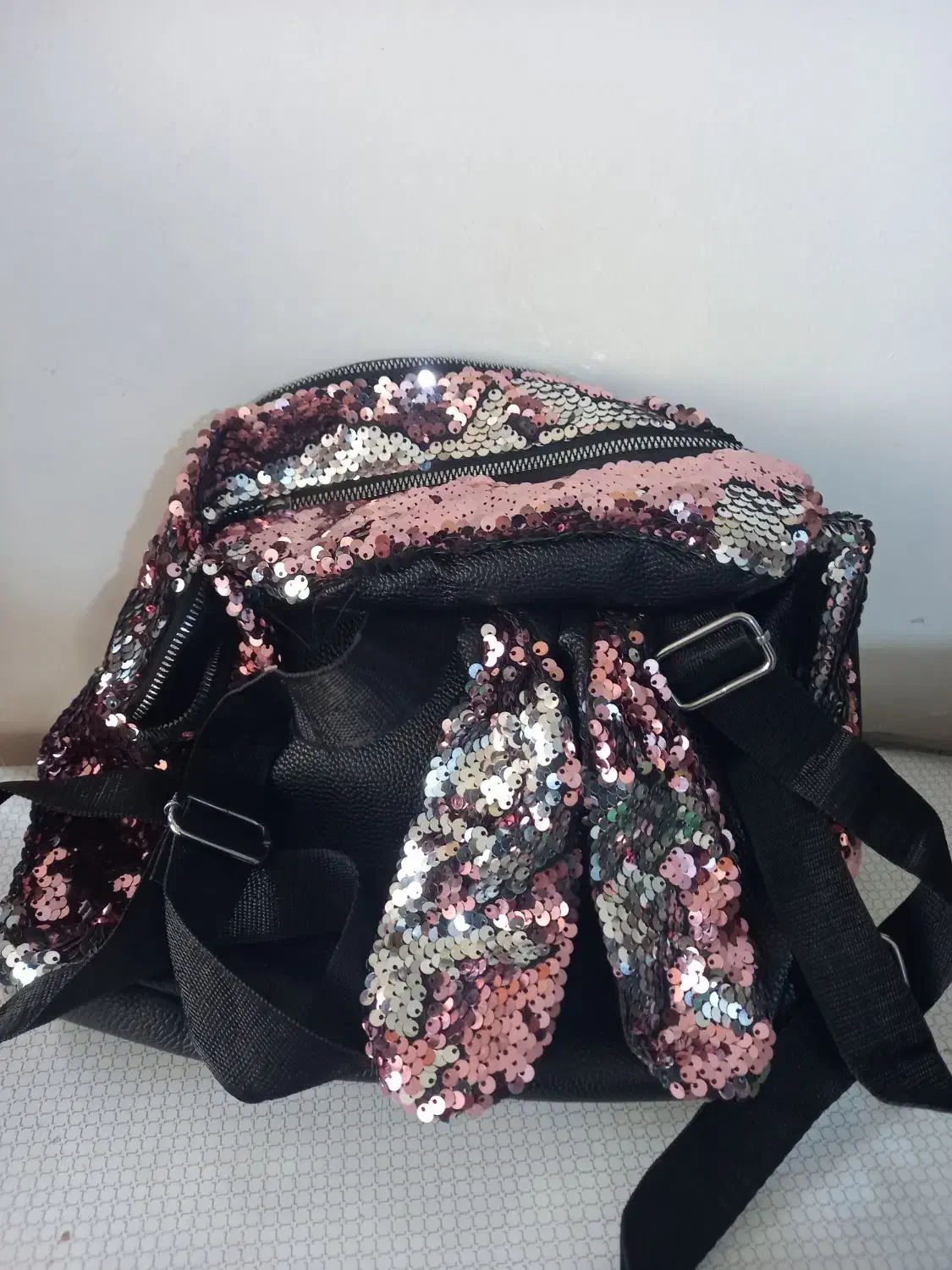 سه عدد کوله پشتی|کیف، کفش، کمربند|قم, قلعه کامکار|دیوار