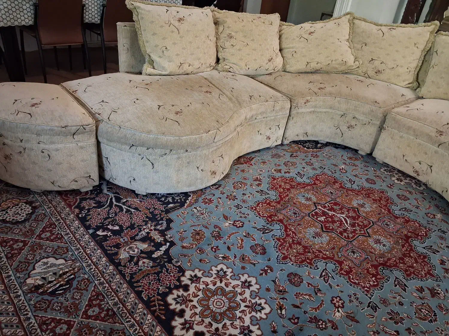 مبل گرد.۲عددپاف ، مخمل کرم،گلدار.کار کرده|مبلمان خانگی و میز عسلی|نشتارود, |دیوار