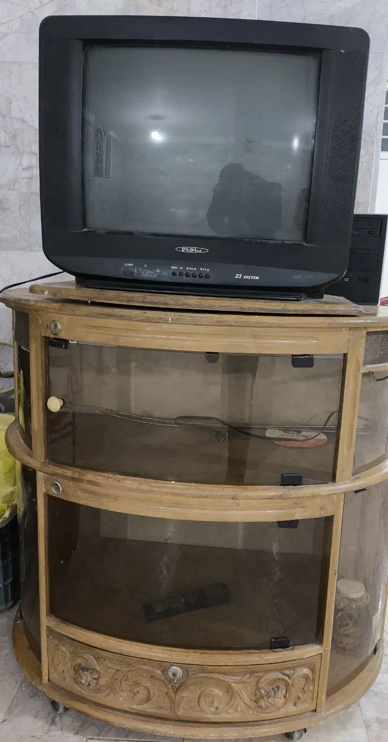 میز و تلویزیون|تلویزیون و پروژکتور|نیشابور, محله میدان باغات|دیوار