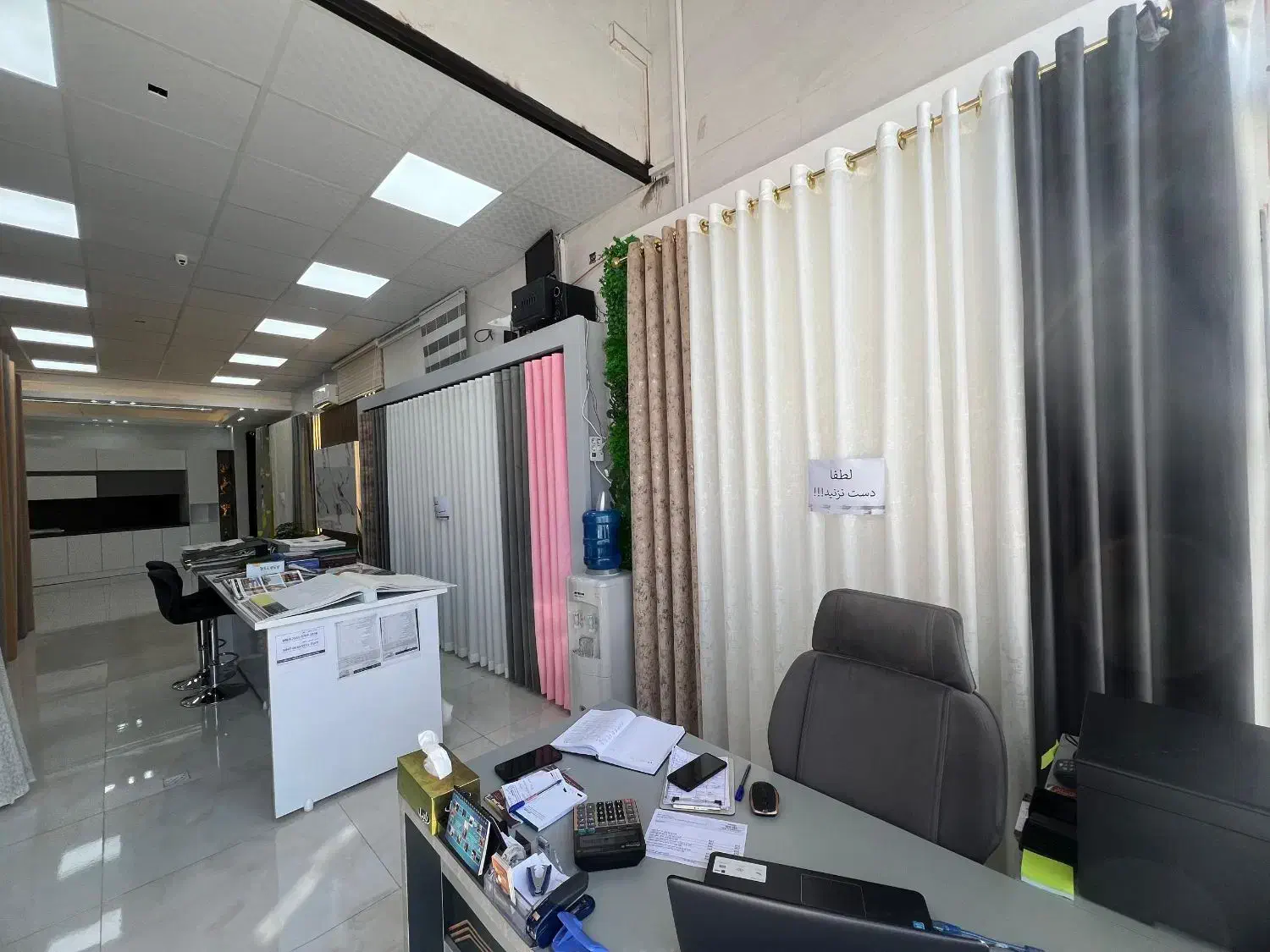 انواع موکت پرده زبرا پارچه ای صدرا شیراز و..|عمده‌فروشی|شیراز, شهرک گلستان|دیوار