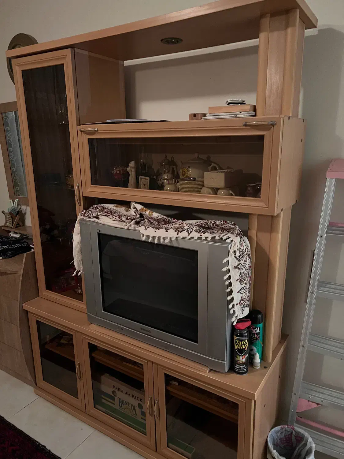 تلوزیون قدیمی ۲۸ اینچ و میز ویترینی|تلویزیون و پروژکتور|کرج, مهرویلا شمالی|دیوار