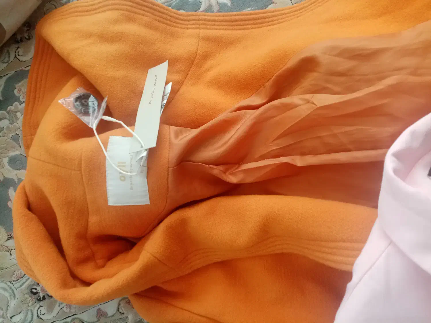 پالتو خارجی|لباس|قروه, |دیوار