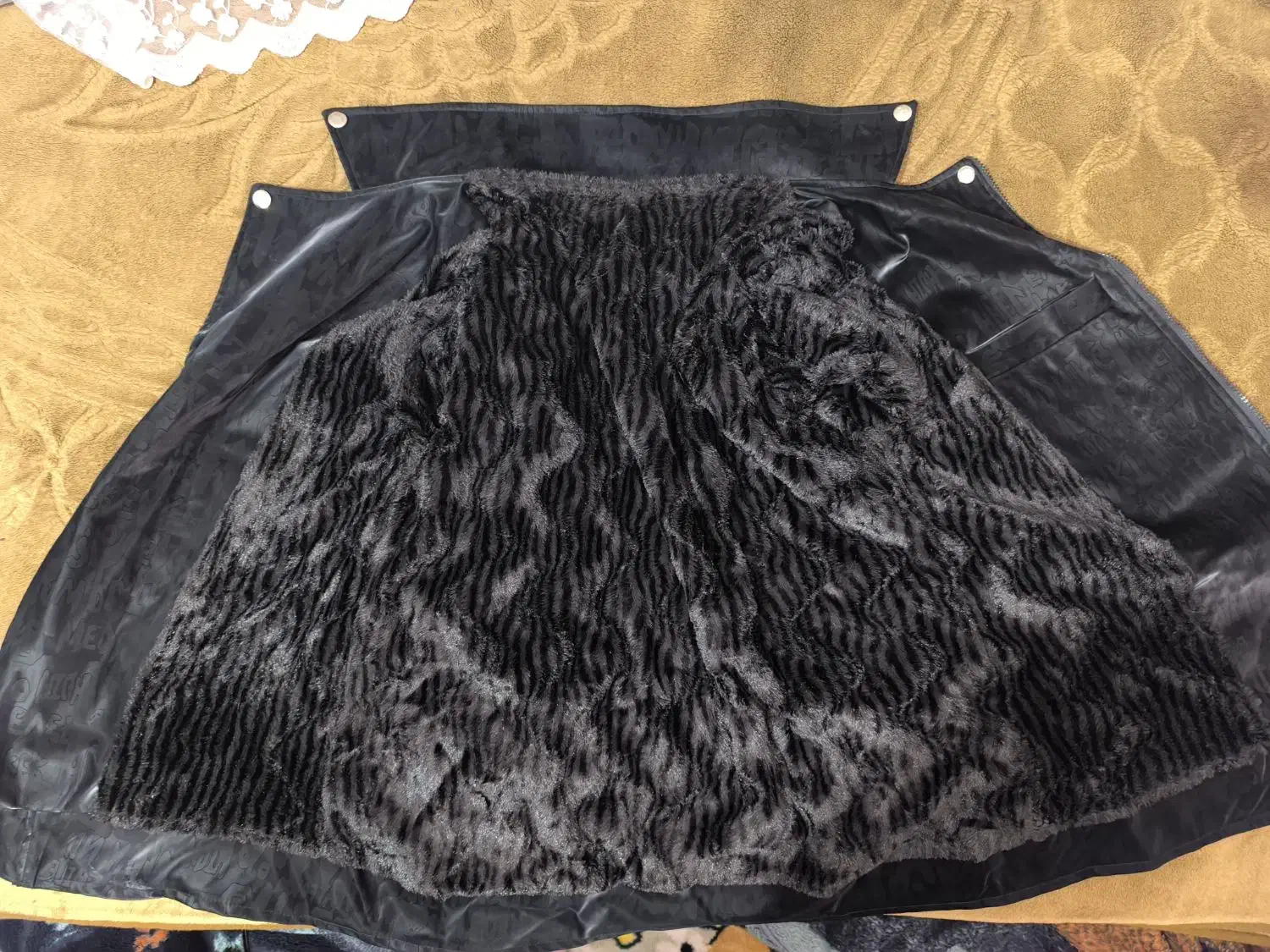 کاپشن چرم نقش دار داخل خز|لباس|شیراز, شیخ علی چوپان|دیوار