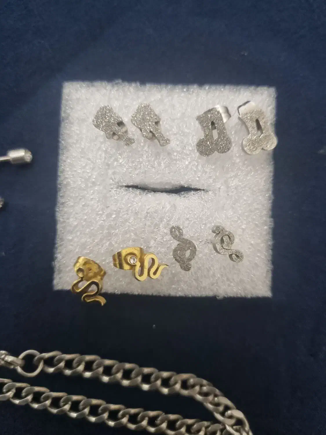 تعدادی گوشواره و پیرسینگ و انگشتر و یک دستبند|بدلیجات|پرند, فاز ۵|دیوار