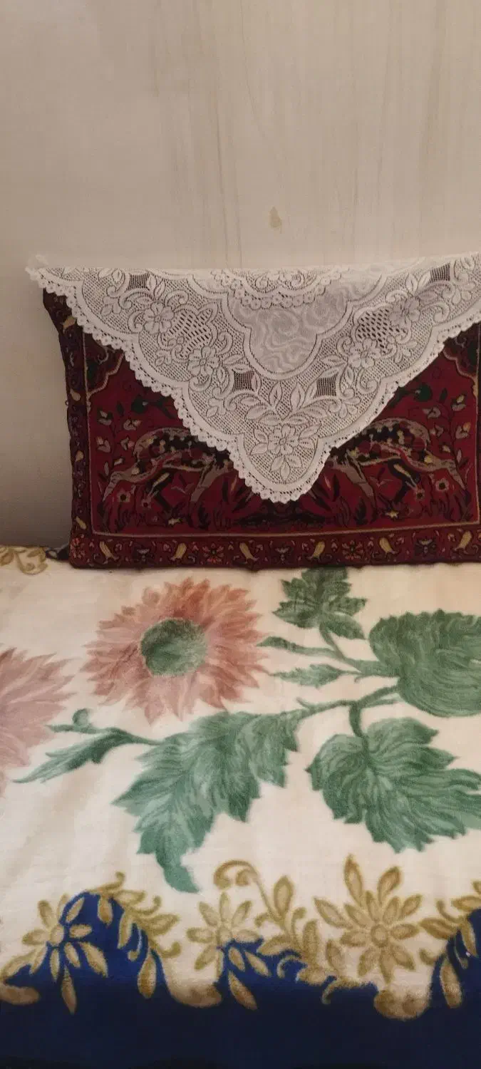 پنج عدد پشتی در حد نو|پشتی|صدرا-فارس, فاز ۲|دیوار