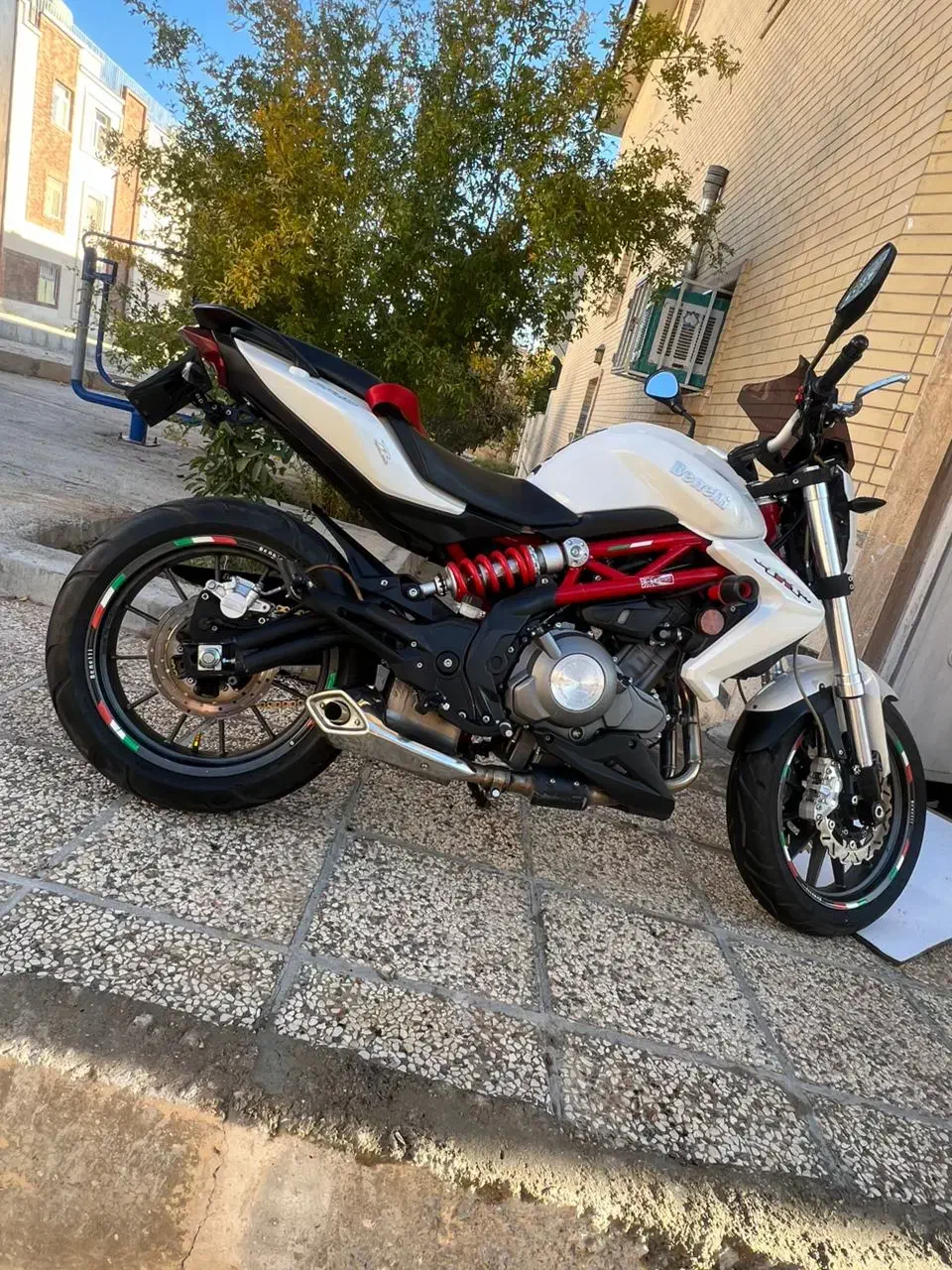 بنلی|موتورسیکلت|شیراز, میرزاکوچک خان|دیوار