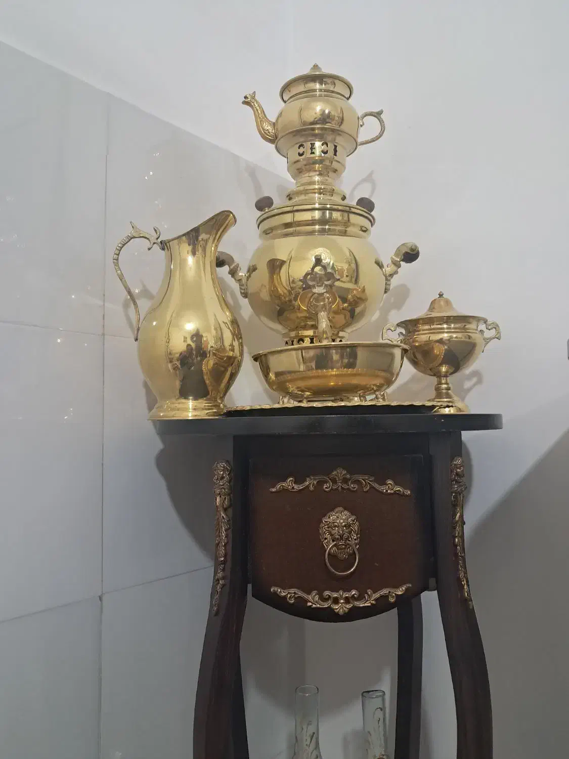 سماور برنج  با میز|صنایع دستی و سایر لوازم تزئینی|اردبیل, |دیوار