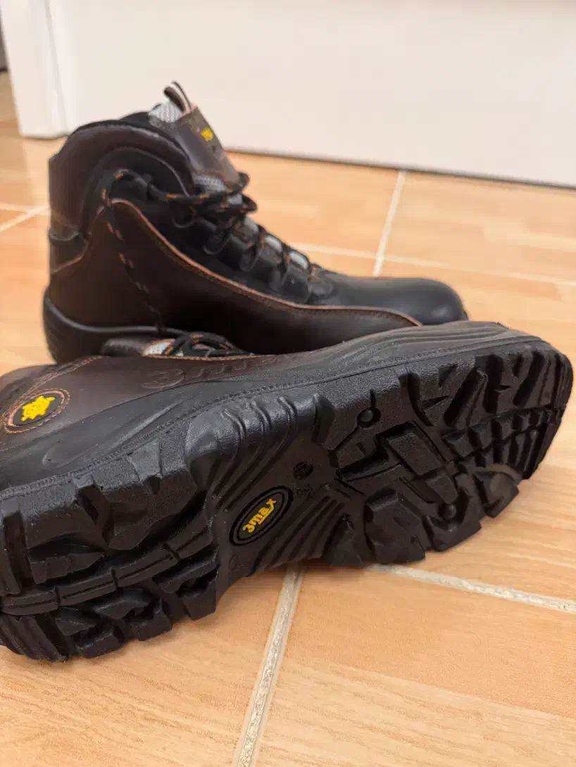 سه جفت پوتین ایمنی سایز۴۰|کیف، کفش، کمربند|رشت, گلباغ نماز|دیوار