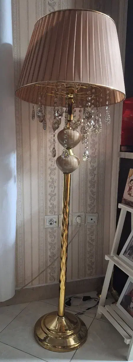 آباژور کنار سالنی . نو نو اصلا استفاده نشده|لوستر و چراغ آویز|باقرشهر, |دیوار