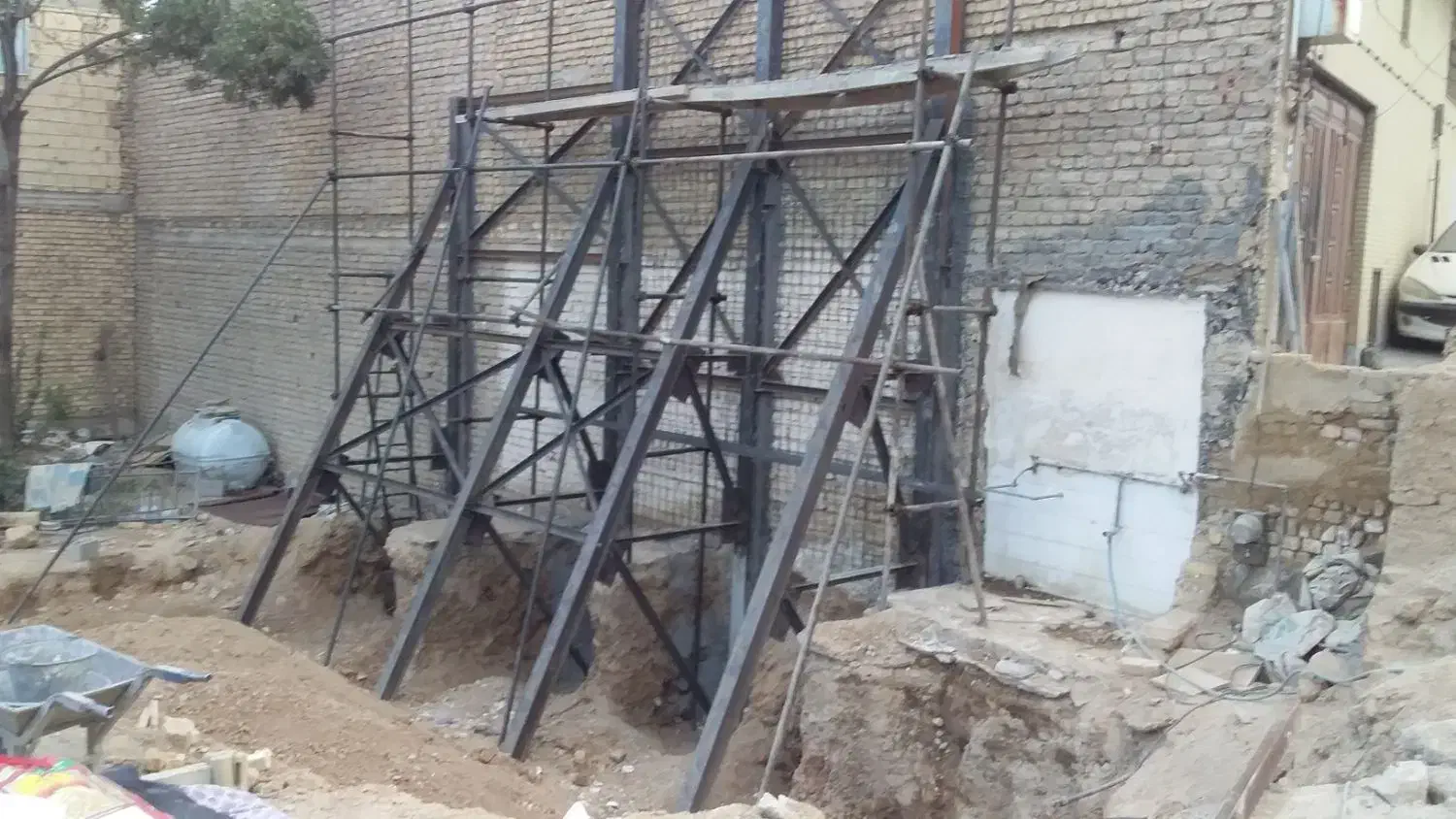 تخریب ساختمان/اجرای سازه نگهبان /مهاربندی/نبشی کشی|خدمات پیشه و مهارت|اصفهان, مرداویج|دیوار