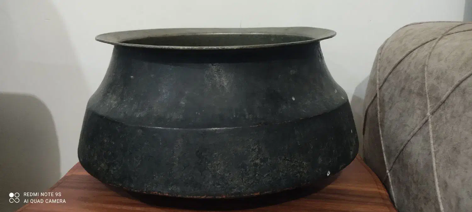 دیگ مسی|کلکسیون اشیاء عتیقه|صدرا-فارس, فاز ۲|دیوار