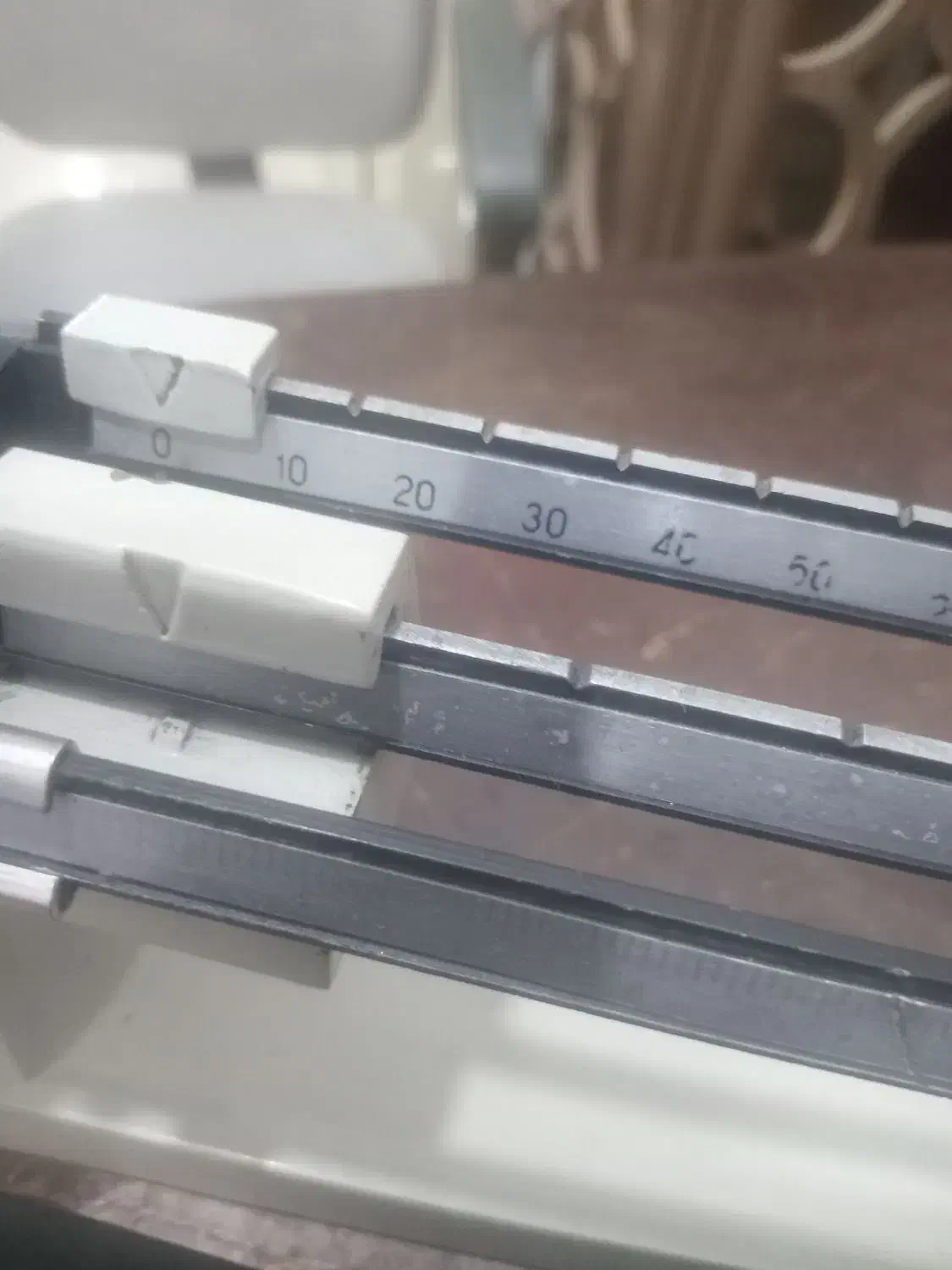 ترازوی تک کفه باسنگ برنجی|کلکسیون اشیاء عتیقه|بومهن, |دیوار