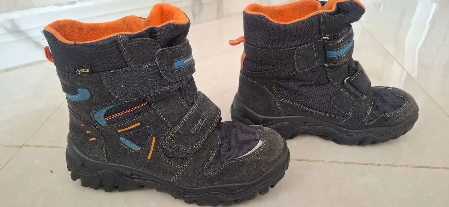 پوتین|کیف، کفش، کمربند|پاوه, |دیوار