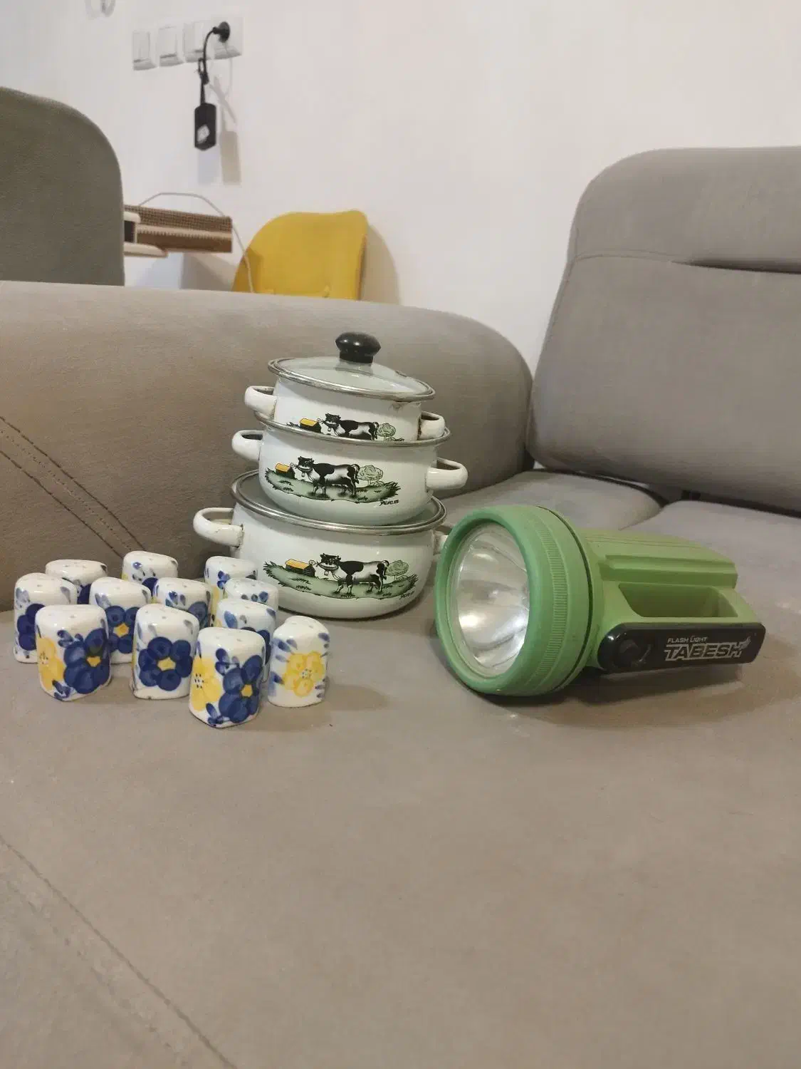 قابلمه لعابی و چراغ قوه باطری خور|ظروف پخت‌وپز|لاهیجان, لیل|دیوار