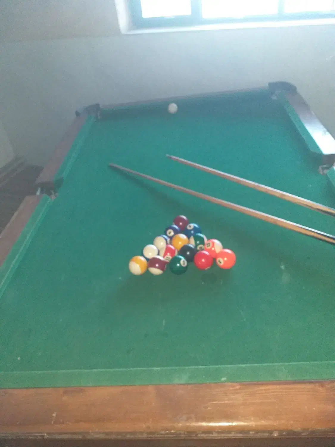 میز بیلیارد کامل با کلیه وسایل و لوستر بالای آن|تجهیزات ورزشی|اراک, |دیوار